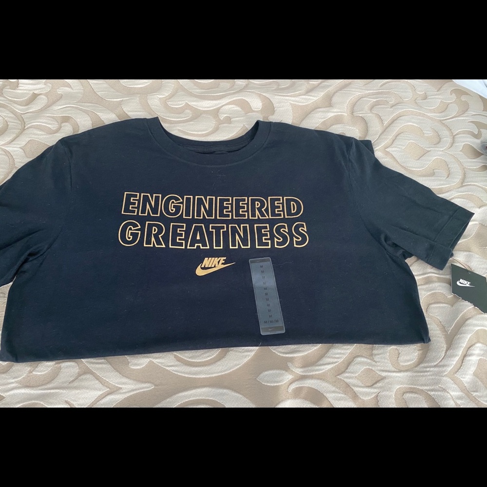 NEW NIKE T-SHIRT MENS SIZE MEDIUM